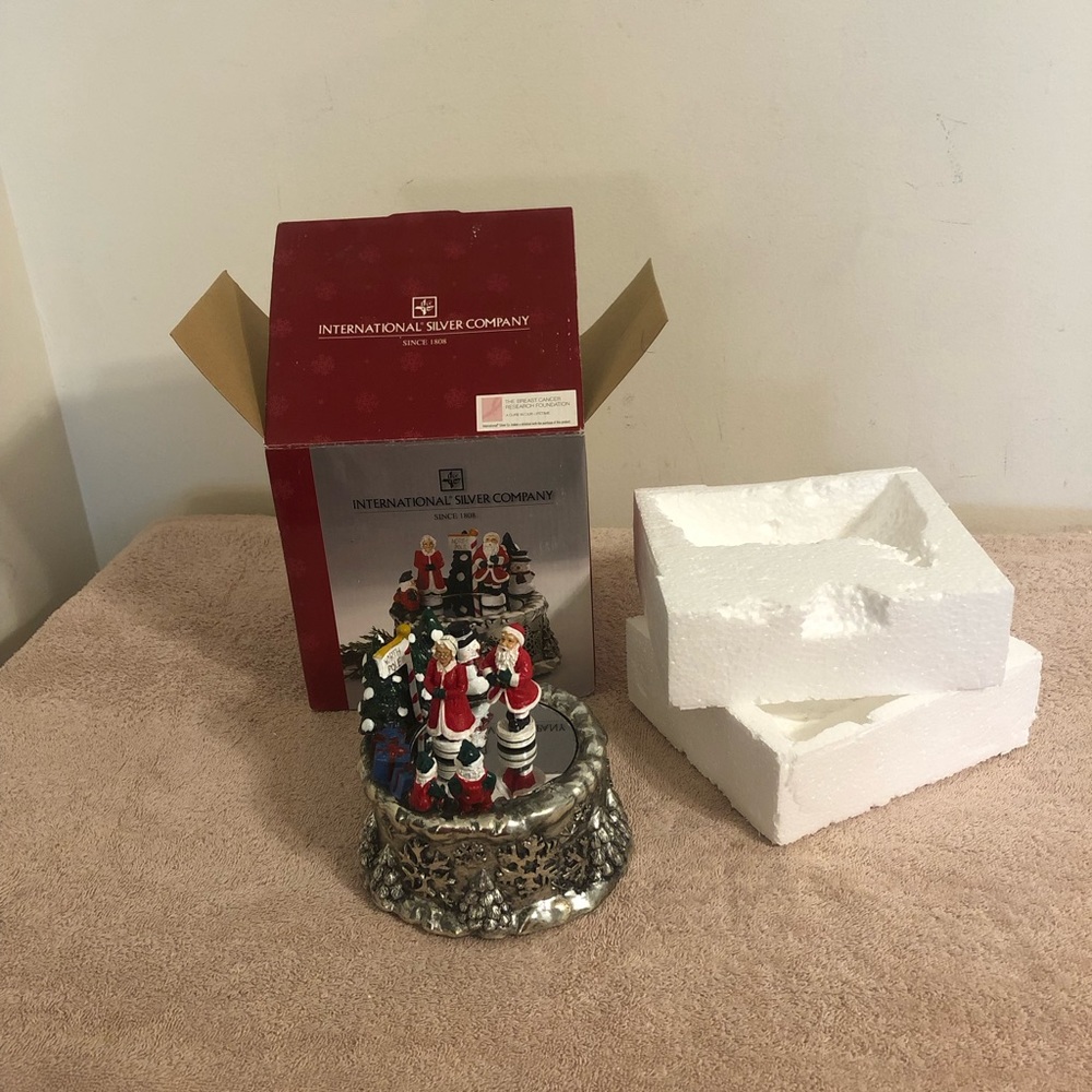 International Silver Company Musical Santa & Mrs Claus On Ice With Box